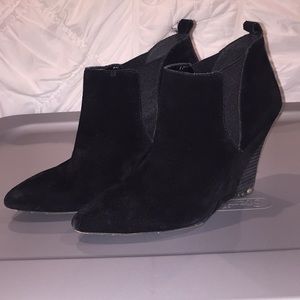 Vince Camuto Black pointed booties 9.5